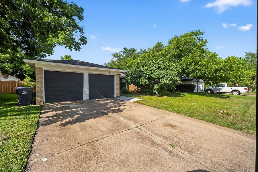 205 Volunteer Drive, Arlington, TX 76014 - Image #2
