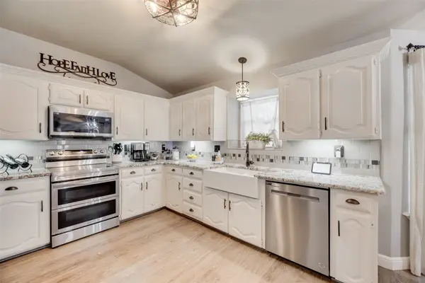 2415 Green Willow Court, Arlington, TX 76001