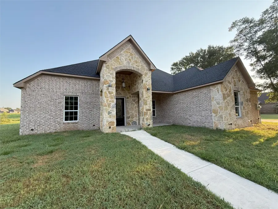 1007 Legend Avenue, Bonham, TX 75418 - Image #2