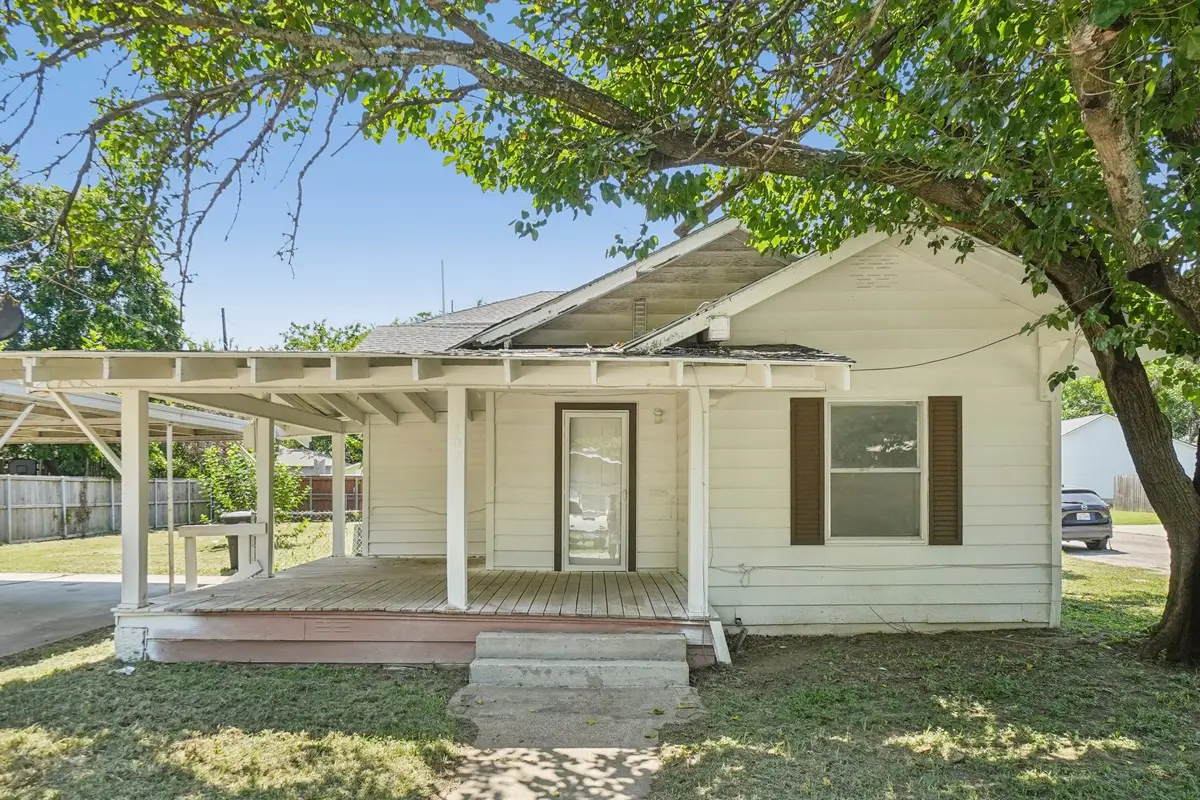 302 S Wood Street, Cleburne, TX 76033 - Image #1