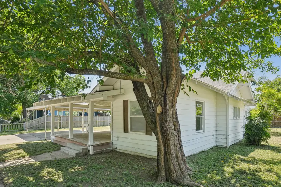302 S Wood Street, Cleburne, TX 76033 - Image #3