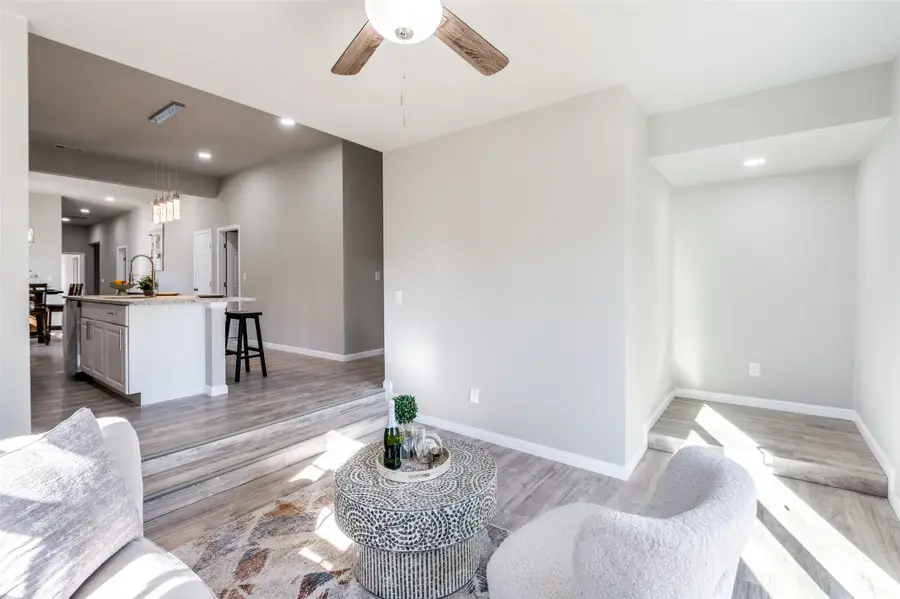 410 S Grand Avenue, Gainesville, TX 76240 - Image #2