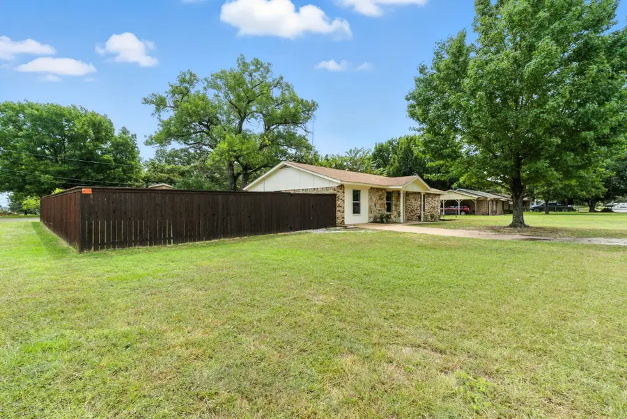1024 Red Oak Street, Azle, TX 76020 - Image #2
