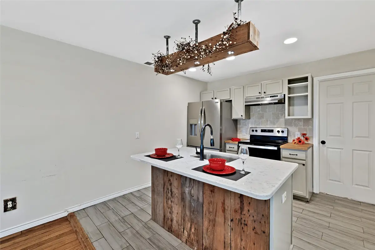 124 W Sparrow Drive, Azle, TX 76020 - Image #1