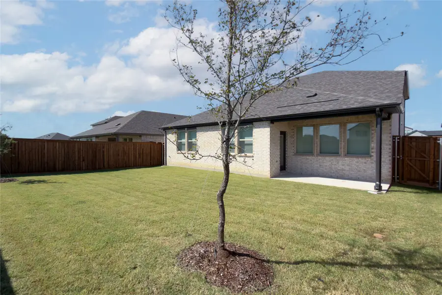 824 Jacquelyn Drive, Little Elm, TX 75068 - Image #2