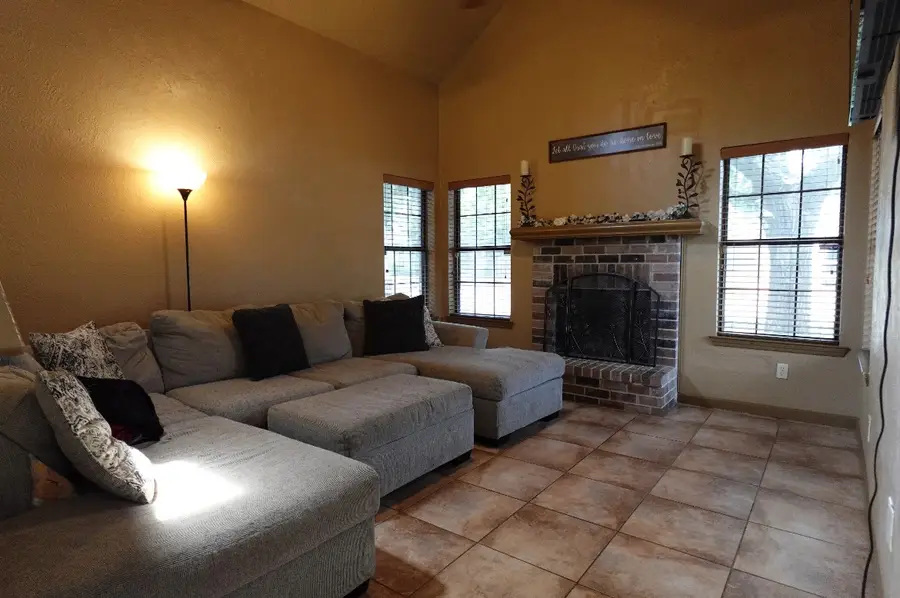 5527 Creek Valley Drive, Arlington, TX 76018 - Image #3