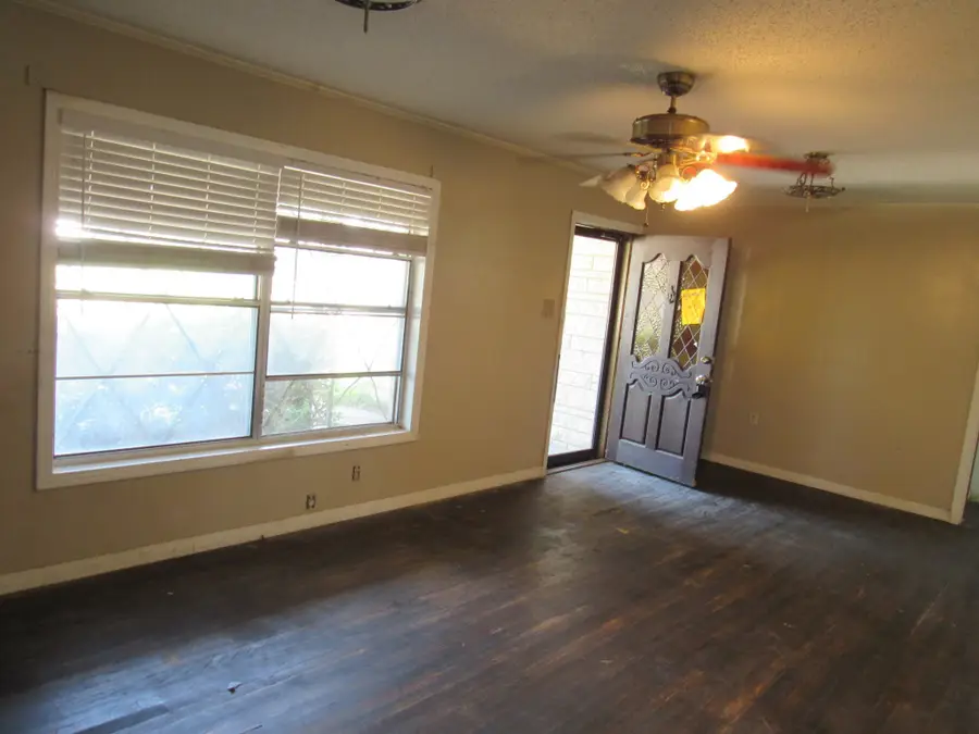 3708 Acree Street, Beverly Hills, TX 76711 - Image #2