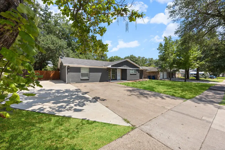 2410 Linda Drive, Ennis, TX 75119 - Image #2