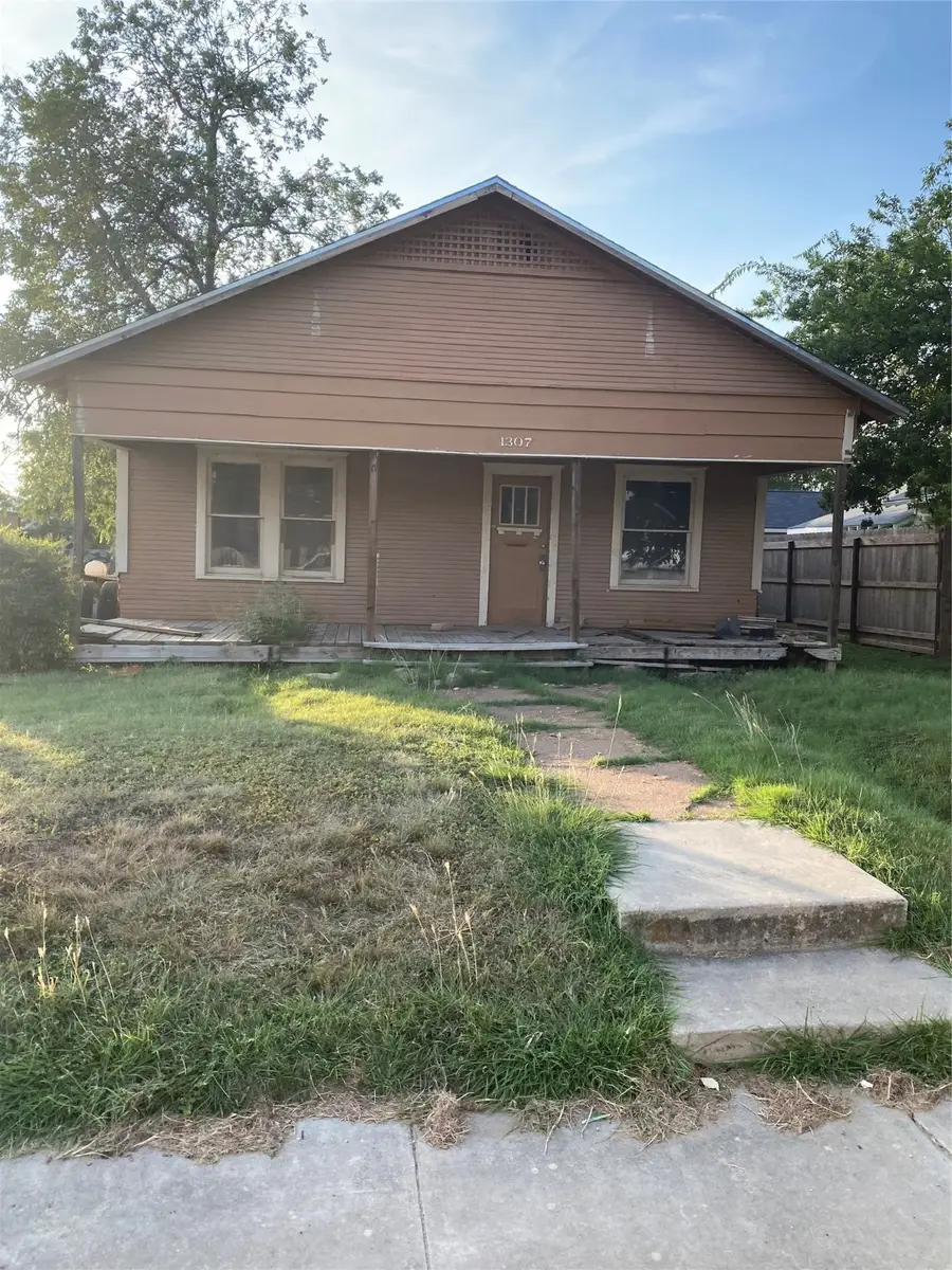 1307 Coggin Avenue, Brownwood, TX 76801 - Image #2