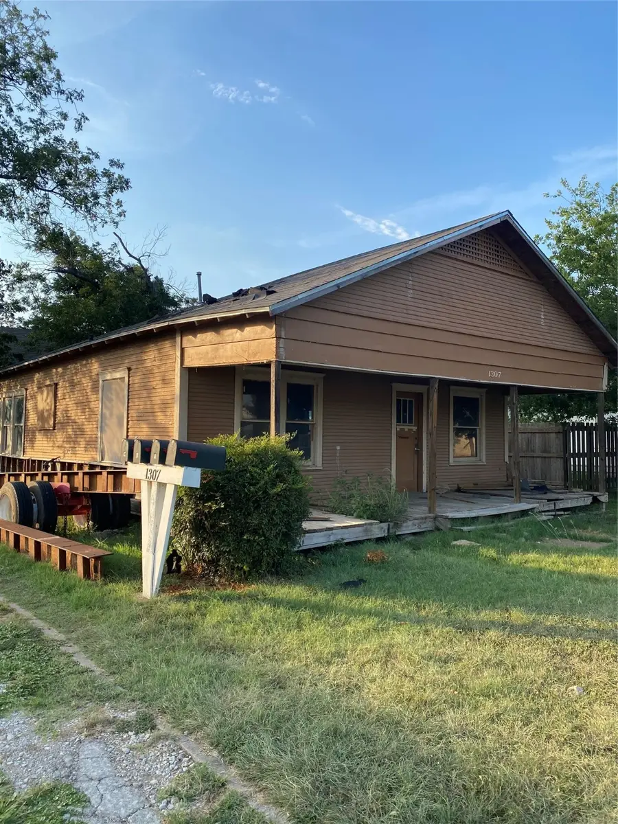 1307 Coggin Avenue, Brownwood, TX 76801 - Image #3