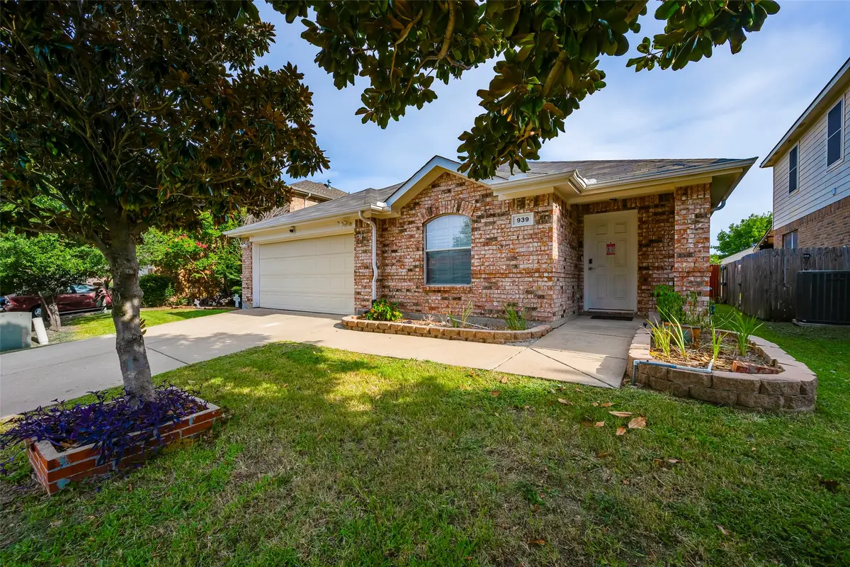 939 Wood Brook Drive, Grand Prairie, TX 75052 - Image #1