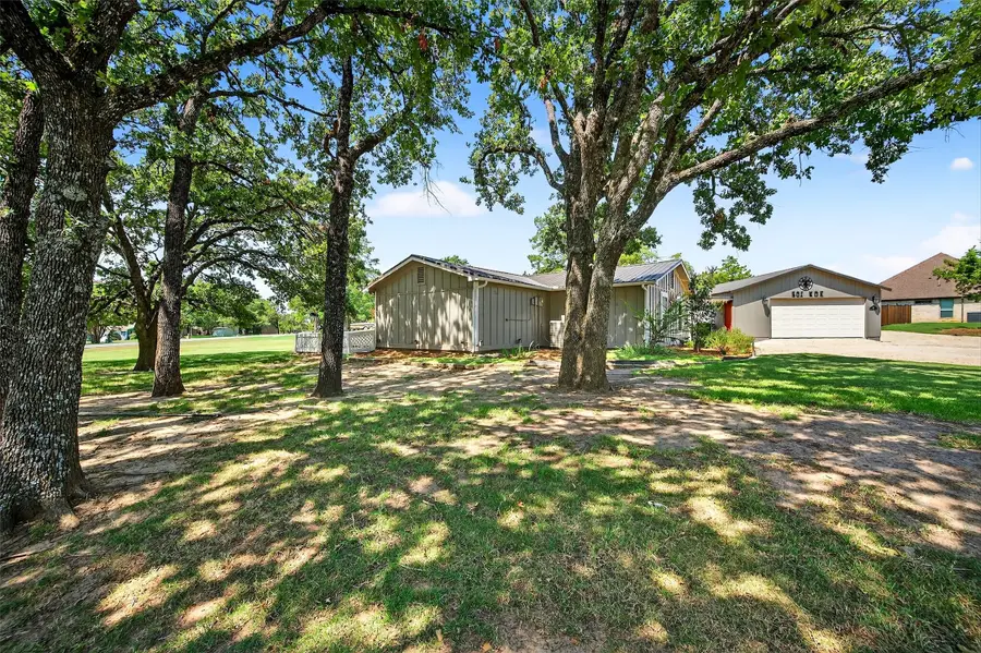 501 Kiowa Drive E, Gainesville, TX 76240 - Image #2