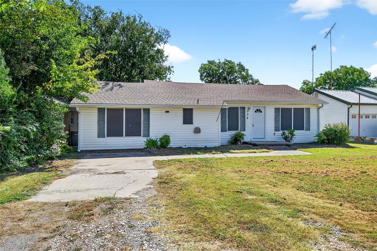 704 N Union Street, Whitesboro, TX 76273 - Image #1