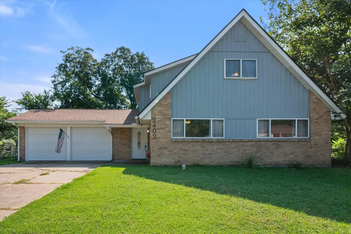 2402 Woodlawn Drive, Ennis, TX 75119 - Image #1