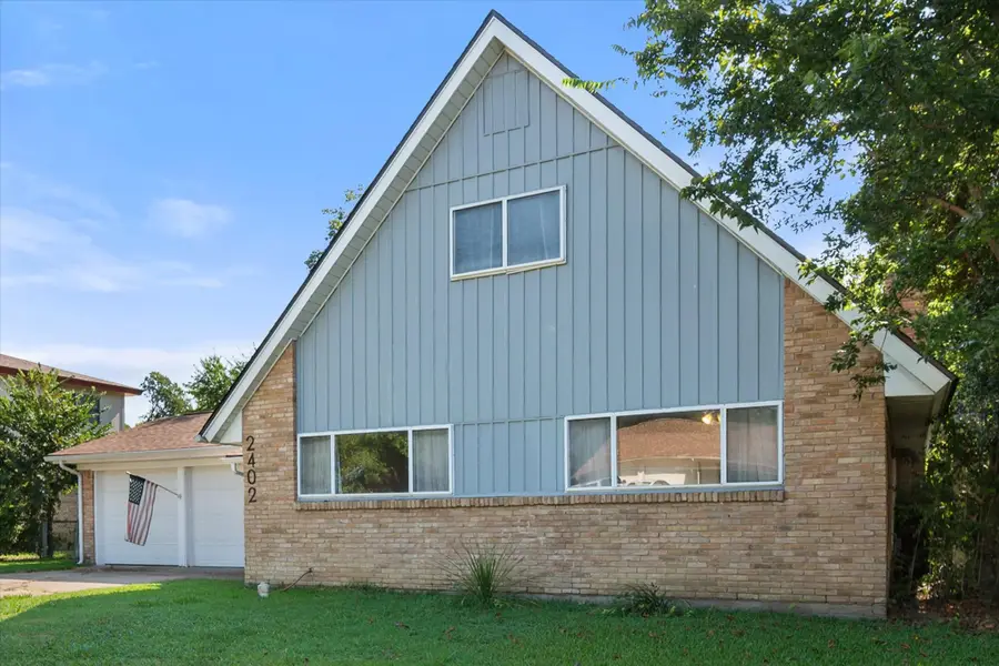 2402 Woodlawn Drive, Ennis, TX 75119 - Image #2