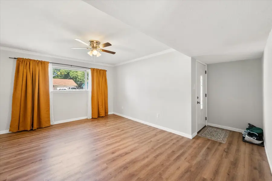 2402 Woodlawn Drive, Ennis, TX 75119 - Image #3