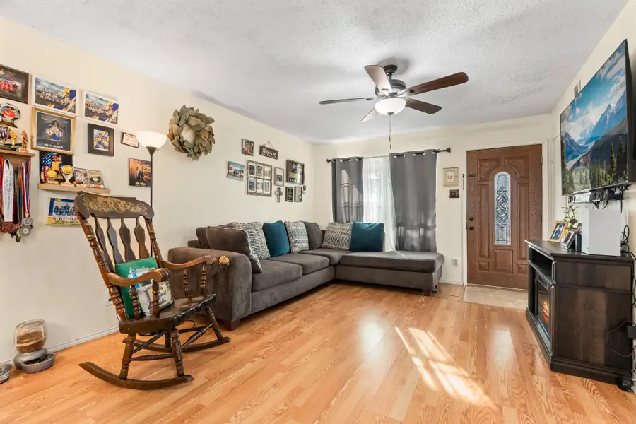 4312 Greenbriar Drive, Bellmead, TX 76705 - Image #2