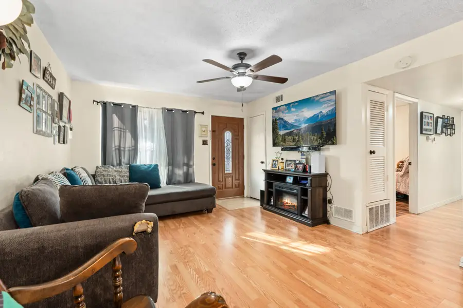 4312 Greenbriar Drive, Bellmead, TX 76705 - Image #3