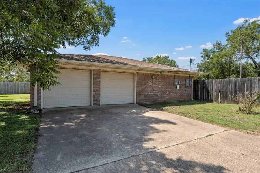 409 Delview Drive, Lacy Lakeview, TX 76705 - Image #2