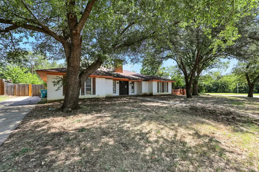 2304 Royal Acres Drive, Denton, TX 76209 - Image #2