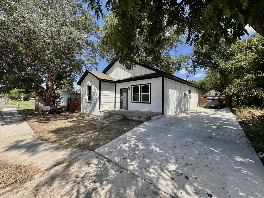 1007 E Broadway Street, Gainesville, TX 76240 - Image #2