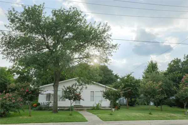 422 Smith Street, Grapevine, TX 76051