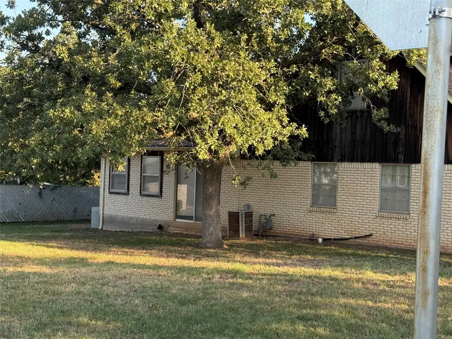 801 NE 4th Avenue, Mineral Wells, TX 76067 - Image #3