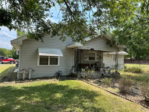 402 S Carter Street, Whitewright, TX 75491