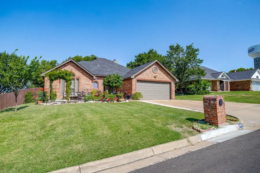 944 Brown Crest Road, Burleson, TX 76028 - Image #2