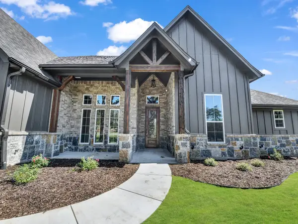 1052 Arbor Vista Drive, Azle, TX 76020