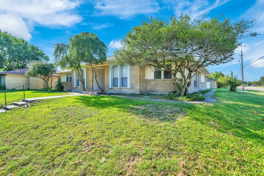 730 Woodcastle Drive, Garland, TX 75040 - Image #3