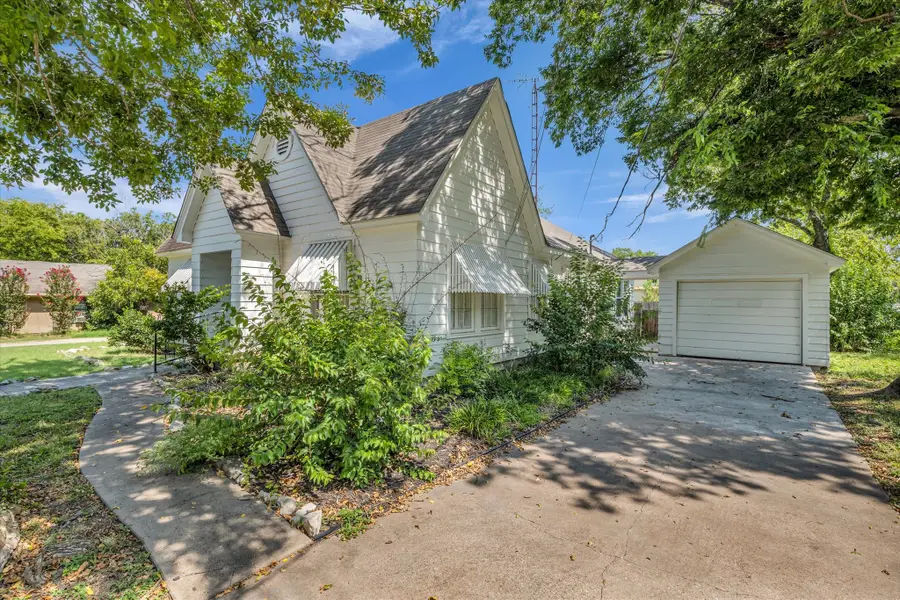 1002 W 3rd Street, Clifton, TX 76634 - Image #2