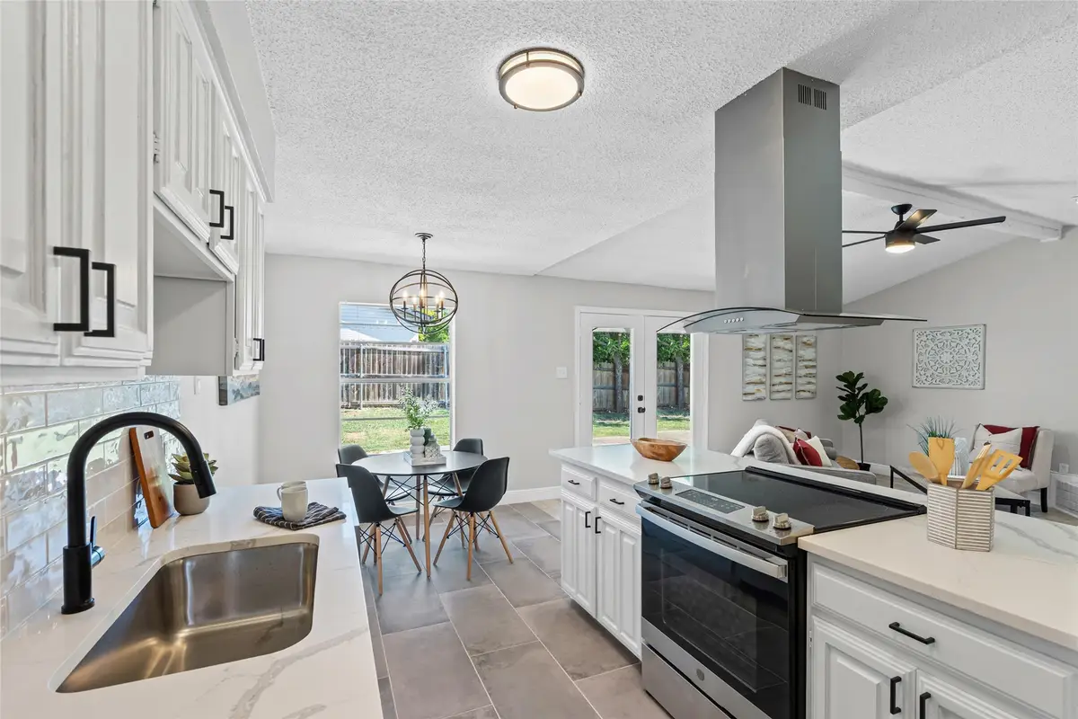 805 W Embercrest Drive, Arlington, TX 76017 - Image #1