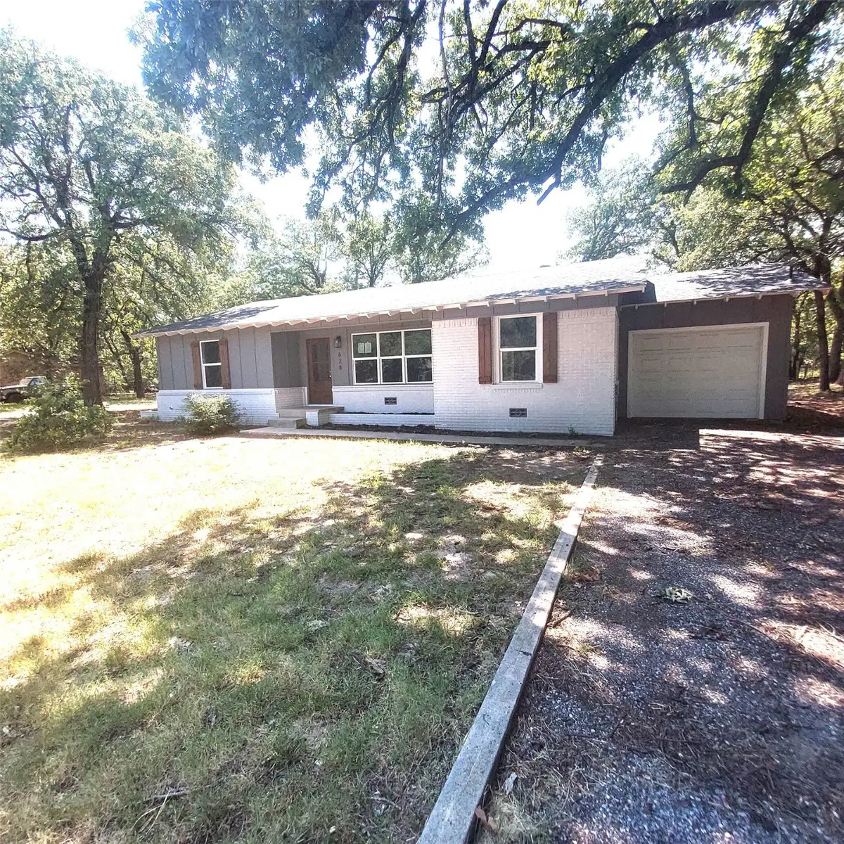 628 Polly Avenue, Azle, TX 76020 - Image #1