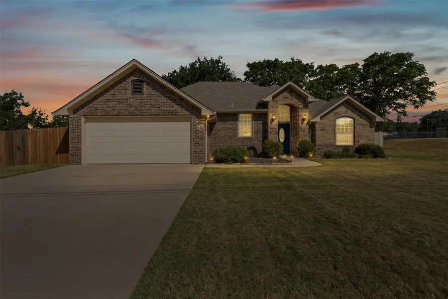 306 Knob Hill Drive, Granbury, TX 76048 - Image #2