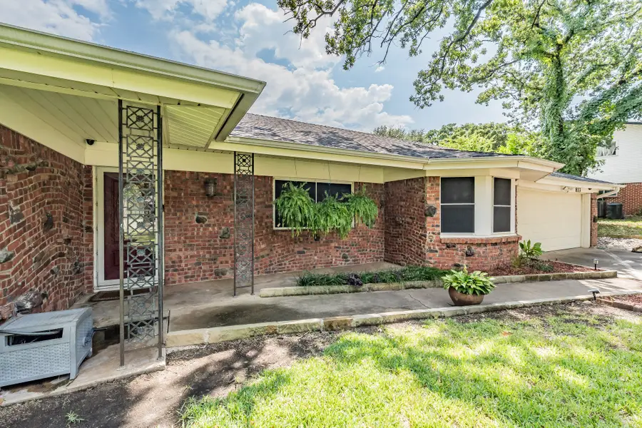 833 W Cheryl Avenue, Hurst, TX 76053 - Image #2