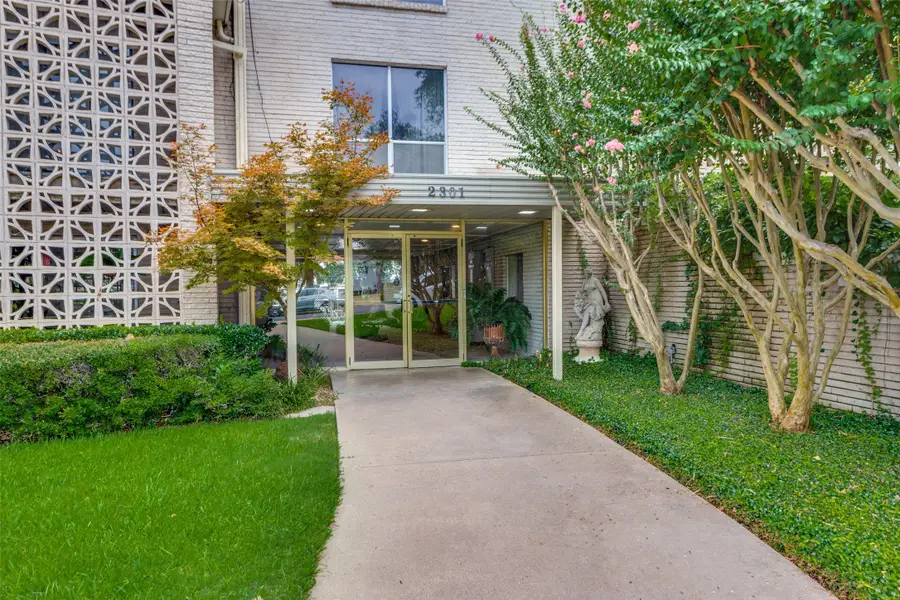 2301 Ridgmar Plaza #17, Fort Worth, TX 76116 - Image #2