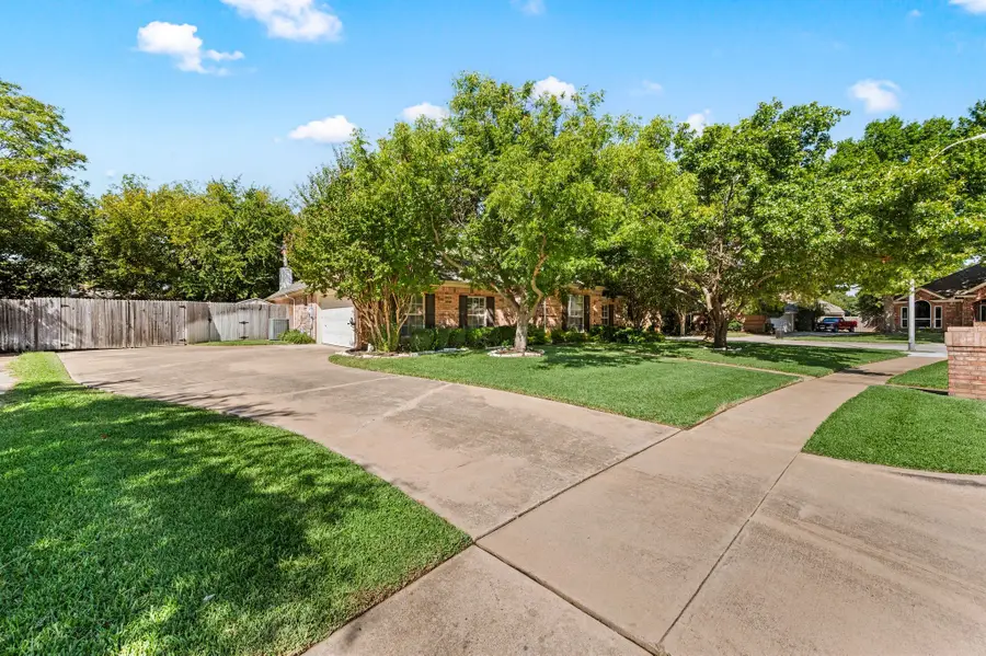 7321 Fallen Oak Drive, North Richland Hills, TX 76182 - Image #3