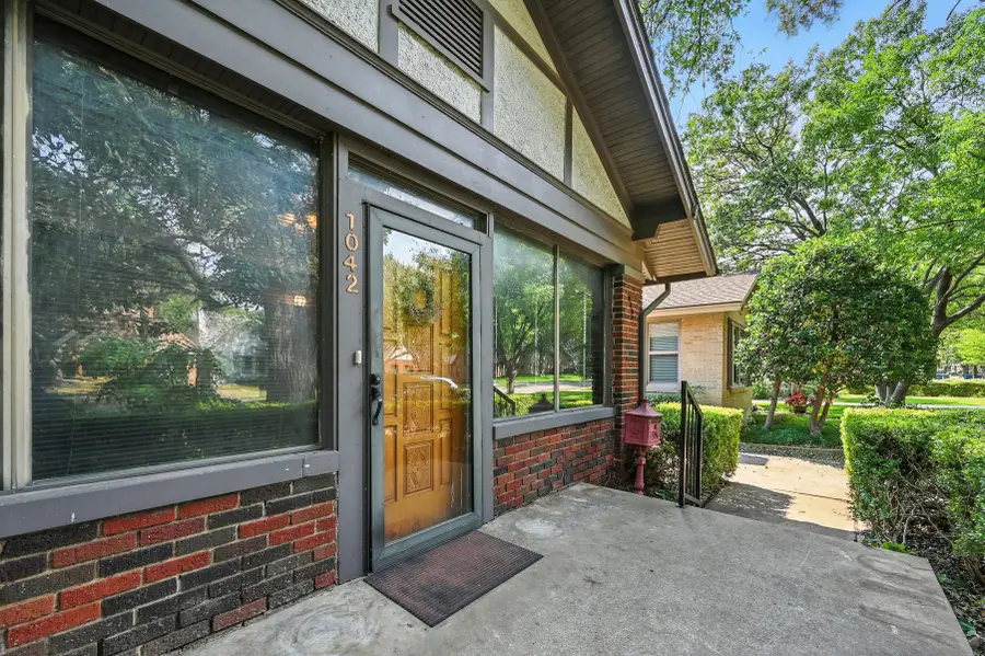 1042 N Clinton Avenue, Dallas, TX 75208 - Image #3