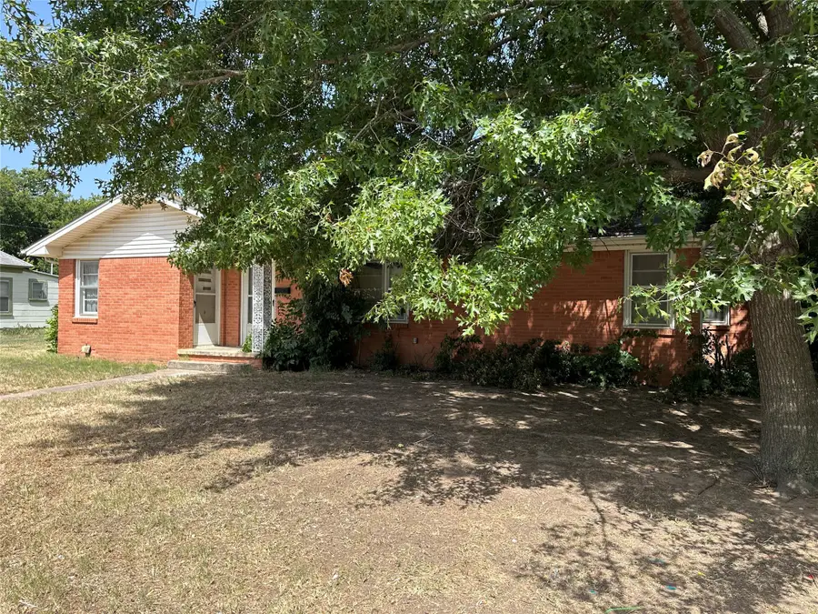 610 Cooper Street, Bowie, TX 76230 - Image #2