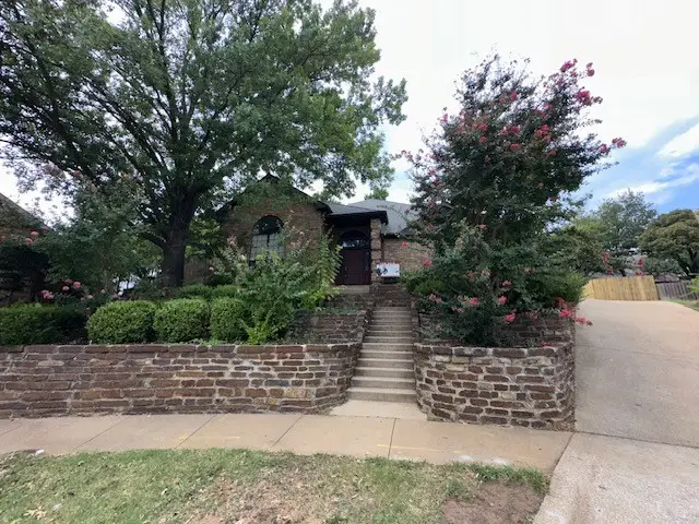 2704 Yorkshire Court, Grapevine, TX 76051 - Image #2