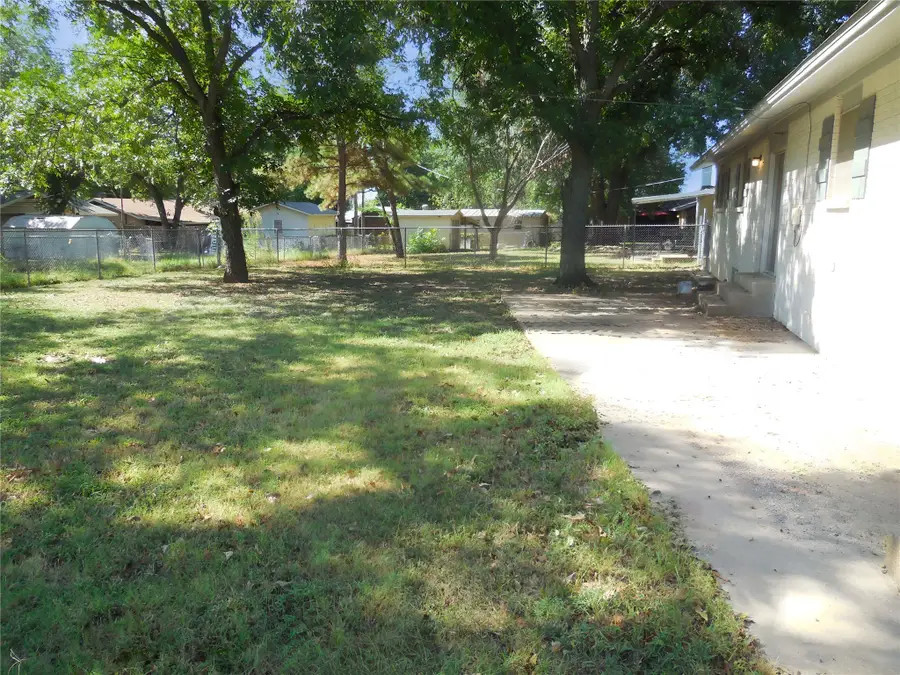 1249 N Holland Street, De Leon, TX 76444 - Image #2
