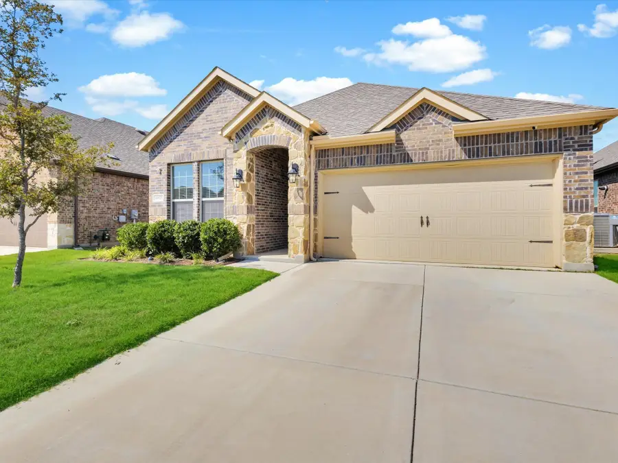 10925 Canyon Mine Drive, Aubrey, TX 76227 - Image #2