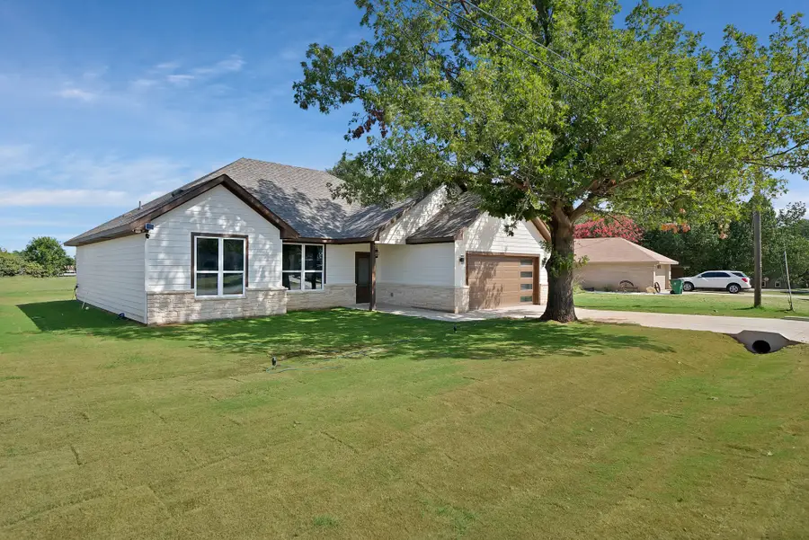 206 Lakeview Drive, Runaway Bay, TX 76426 - Image #3