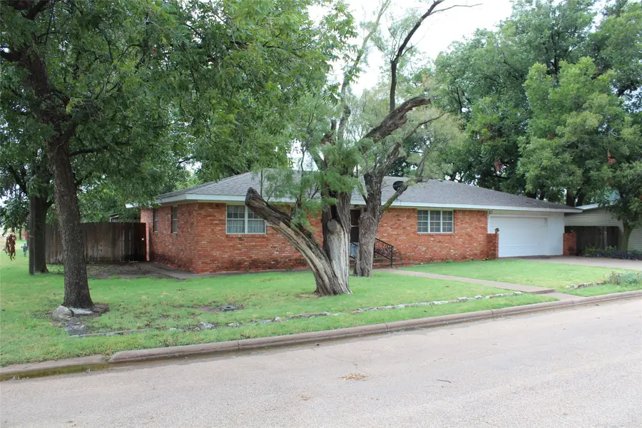 610 W Eden Street, Munday, TX 76371 - Image #2