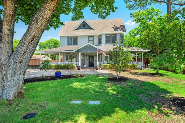 613 Ball Street, Grapevine, TX 76051