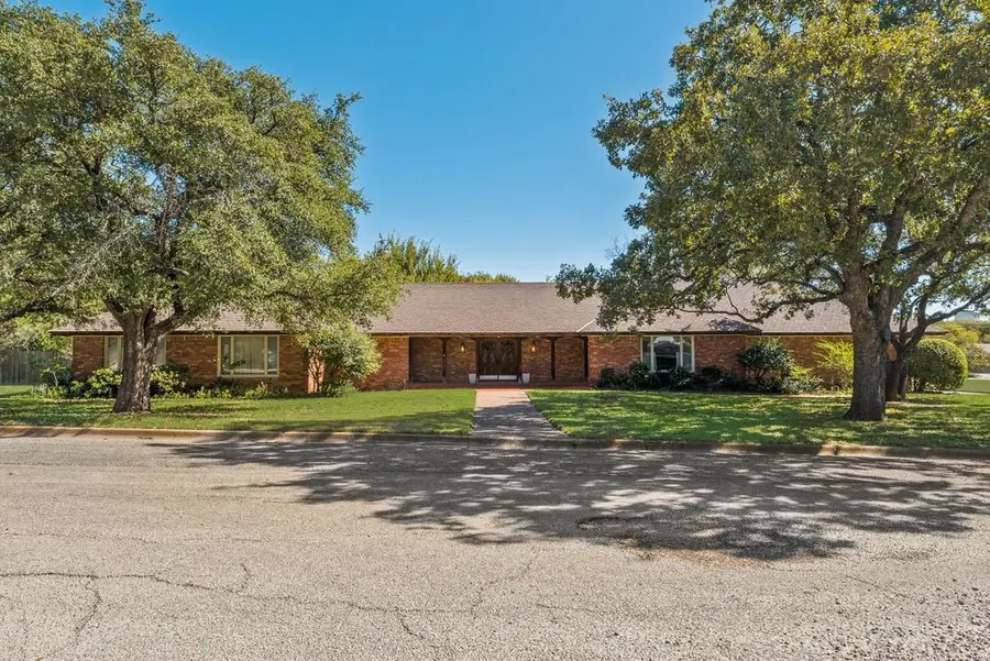 901 Spears Street, Bowie, TX 76230 - Image #3
