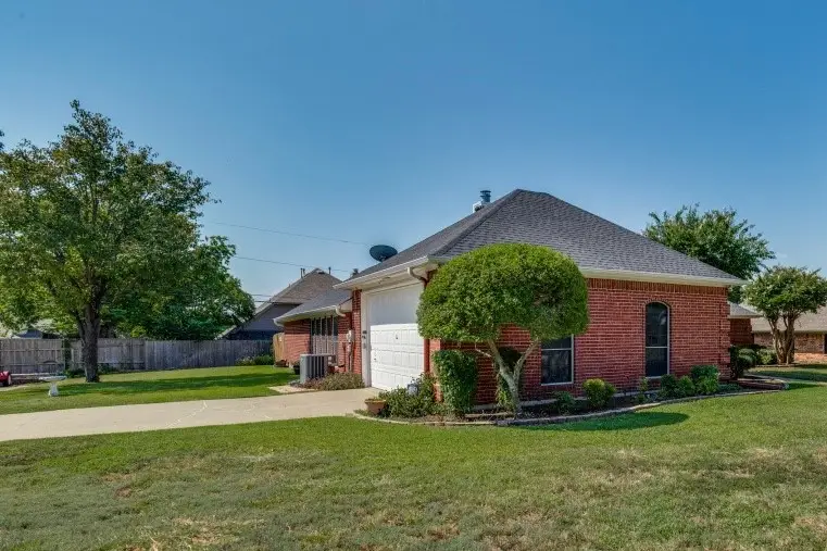 1020 Shady Oak Trail, Mansfield, TX 76063 - Image #3
