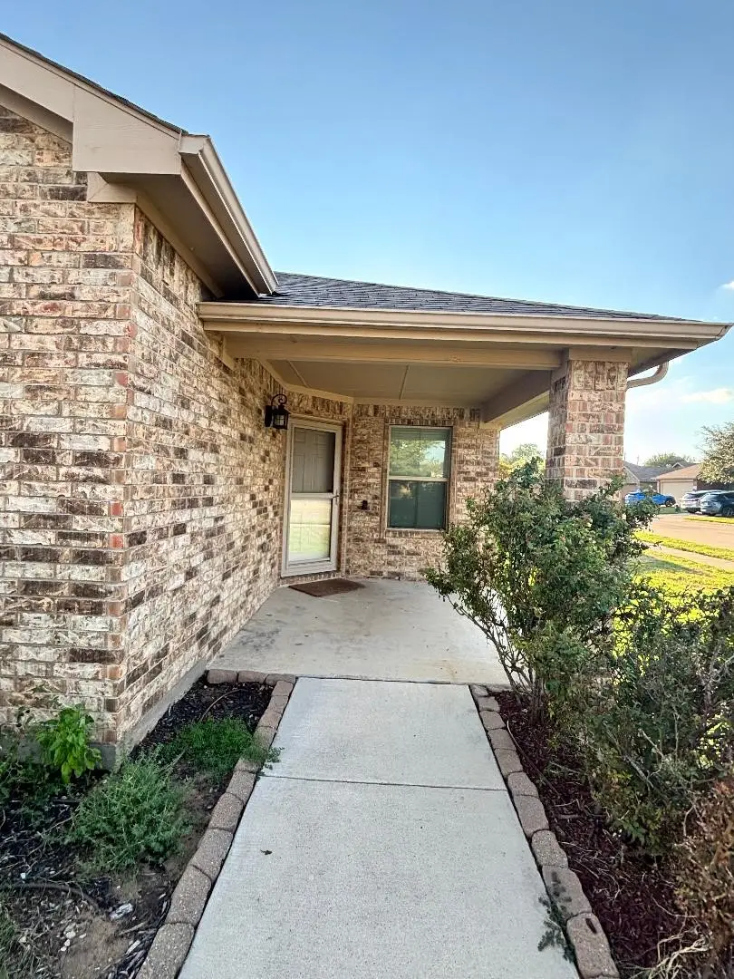 1100 Forest Glen Drive, Azle, TX 76020 - Image #2