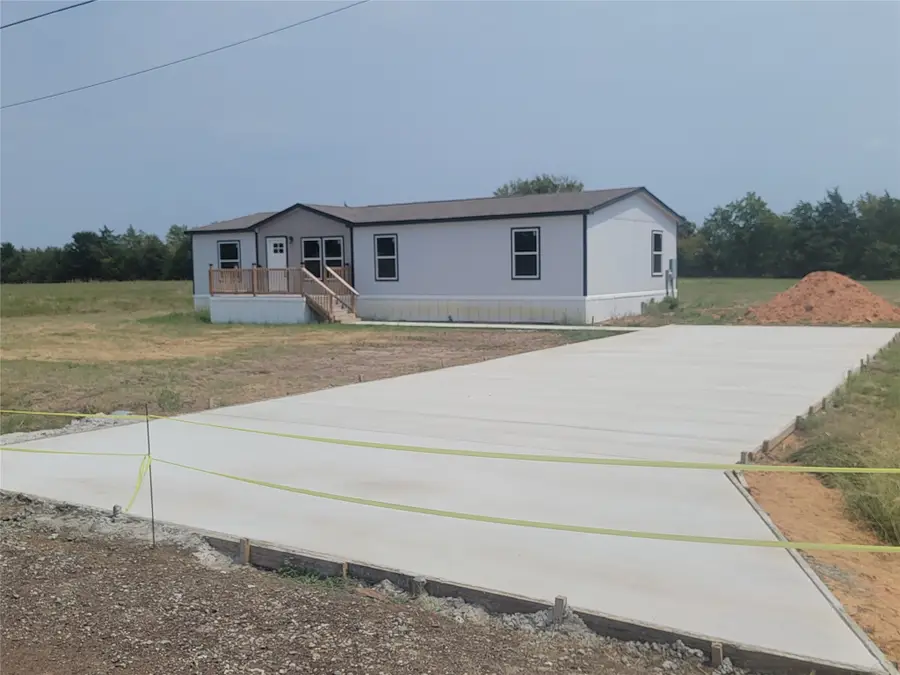 355 Largo Street, Bonham, TX 75418 - Image #2